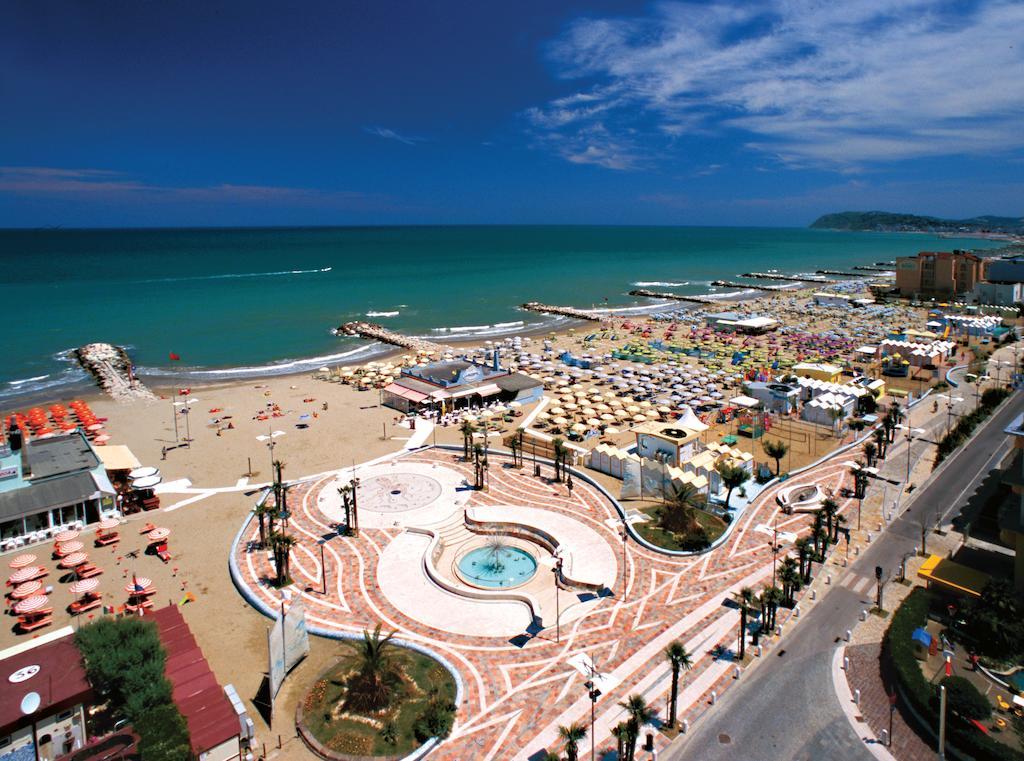 Hotel Vanni Misano Adriatico Exterior foto